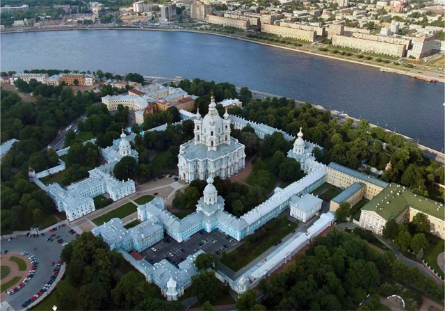 КОМПЛЕКС ЗДАНИЙ СМОЛЬНОГО